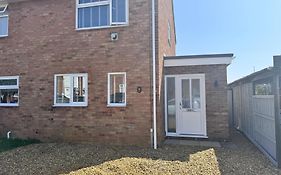 3 Bed House - Sleeps 6 - Pets - Garden - Parking